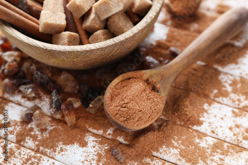 Cinnamon powder in wooden s...
