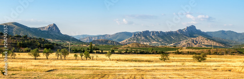 панорама степного пейзажа горами на горизонте, Крым