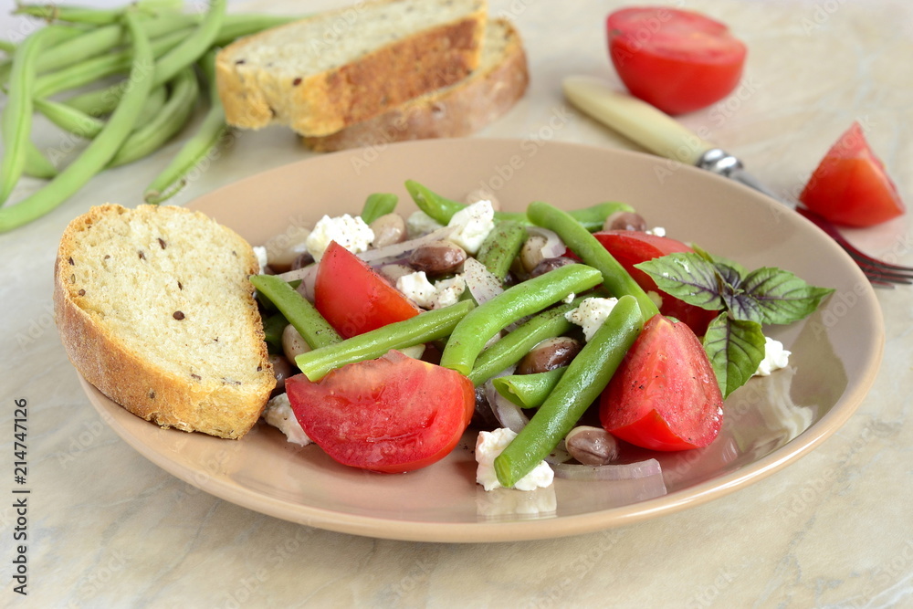 Bean salad with tomatoes, green beans and feta Bean salad with tomatoes, green beans and feta