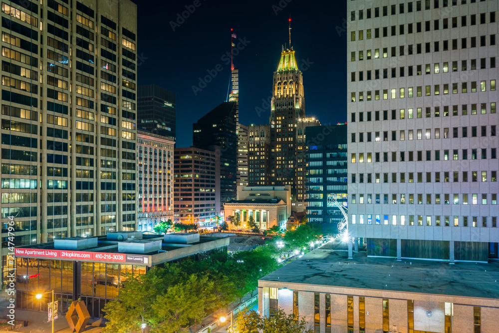 Obraz premium View of downtown at night, in Baltimore, Maryland