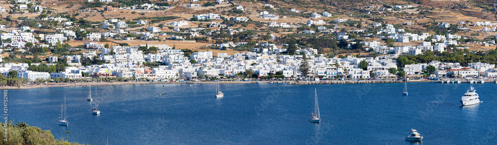 Panoramablick auf den Hafen und die Strände von Parikia auf Paros, Kykladen, Griechenland