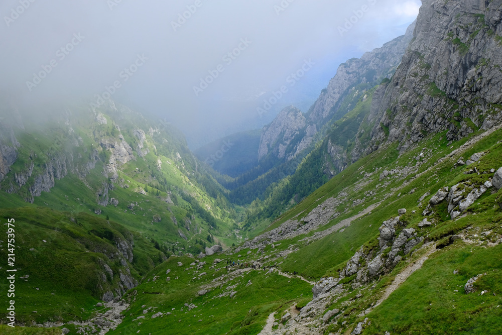 Rumunia, Góry Bucegi - górski widok na trasie ze szczytu Omul przez wąwóz do Busteni