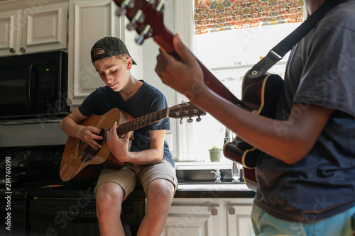 Tableau sur toile Playing Guitar with Friends After School