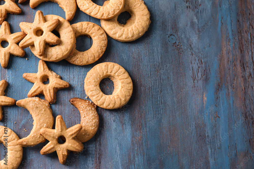 Fototapeta premium Sweet tasty cookies on wooden table