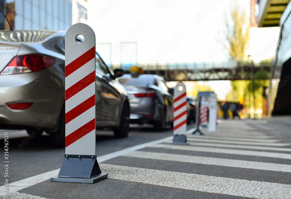 Fototapeta premium barrier separations road from sidewalk