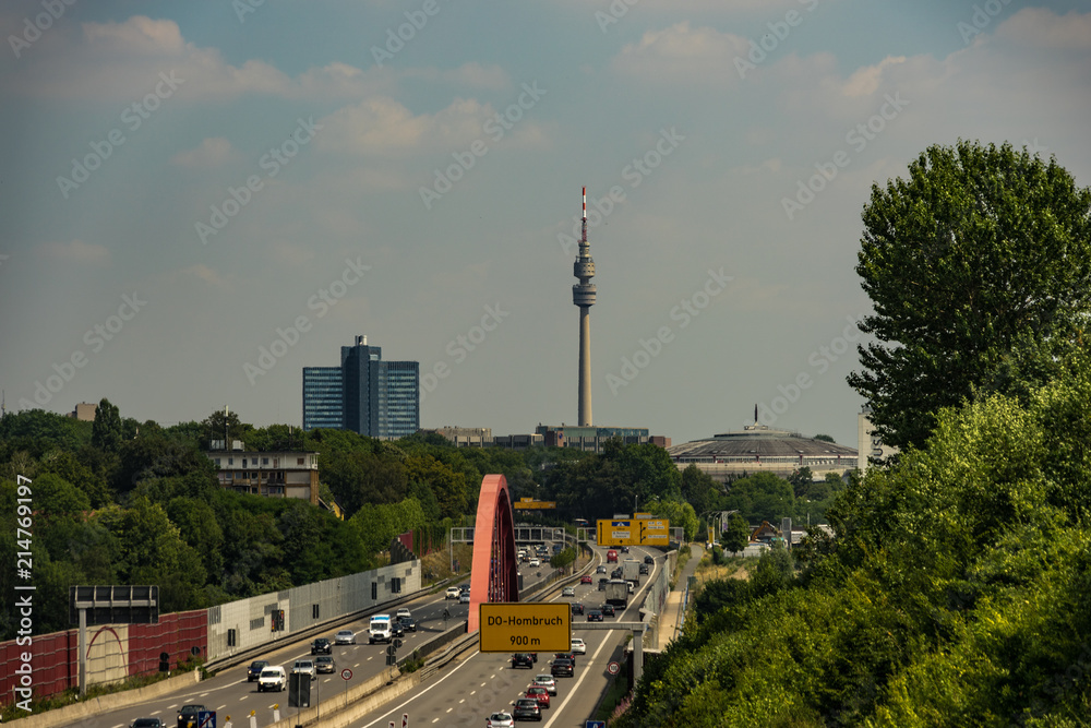 Dortmund, Blick über die Schnettkerbrücke an der A 40