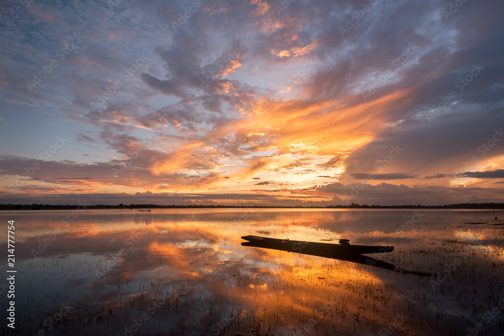 Φωτογραφία the reflecion light of sunrise and fisherman boat at lake with vibrant sky , sil