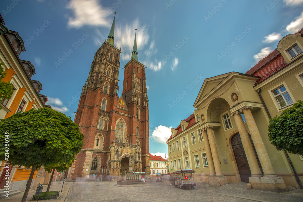 Naklejka premium Upływający czas pod katedrą Jana Chrziciela, widok na wieże oraz poruszające chmury - Wrocław, Polska