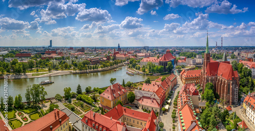 Widok z lotu ptaka na centrum miasta, rzekę oraz żeglujące statki - Wrocław, Polska