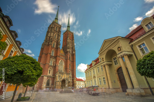 Upływający czas pod katedrą Jana Chrziciela, widok na wieże oraz poruszające chmury - Wrocław, Polska