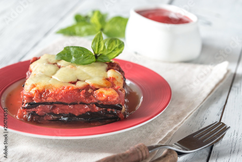 Foto Portion of parmigiana di melanzane