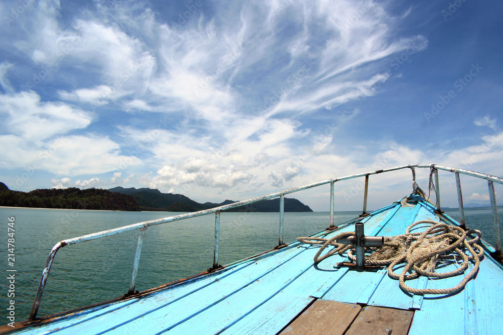 Fototapeta premium Head of long-tailed boat sail on the sea with blue sky in the day time