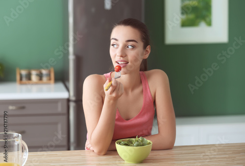Young woman eating healthy ...