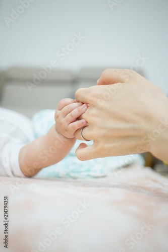 赤ちゃんと母親の手 © ri。