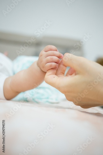 赤ちゃんと母親の手 © ri。