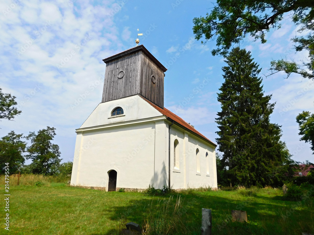 Die evangelische Dorfkirche
