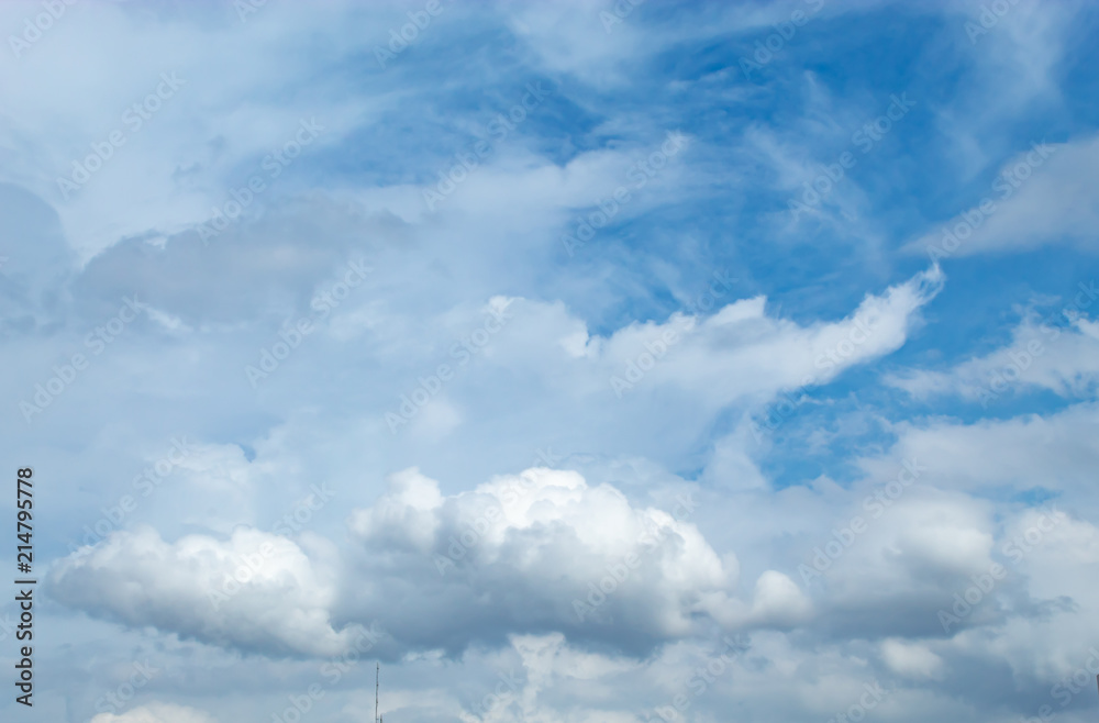 Obraz premium The beauty of the sky with clouds, and the sun.