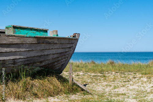 altes verwittertes boot am strand