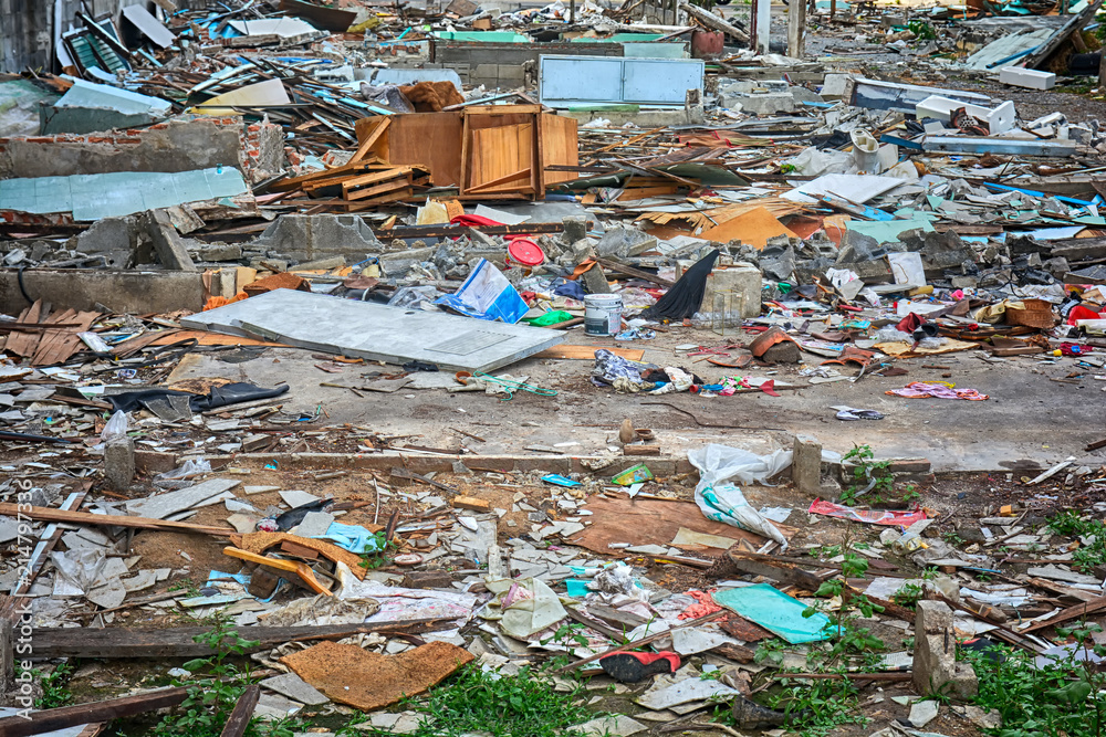 Fototapeta premium Zniszcz budynek, efekt trzęsienia ziemi, zapadnij się, zrujnuj budynek