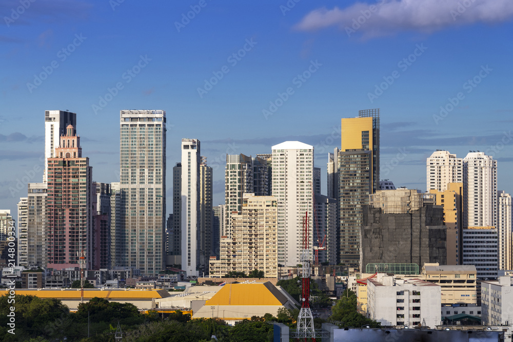 Fototapeta premium cityscape Bangkok sunset skyline, Thailand. Bangkok is metropolis and favorite of tourists live at between modern building / skyscraper, Community residents