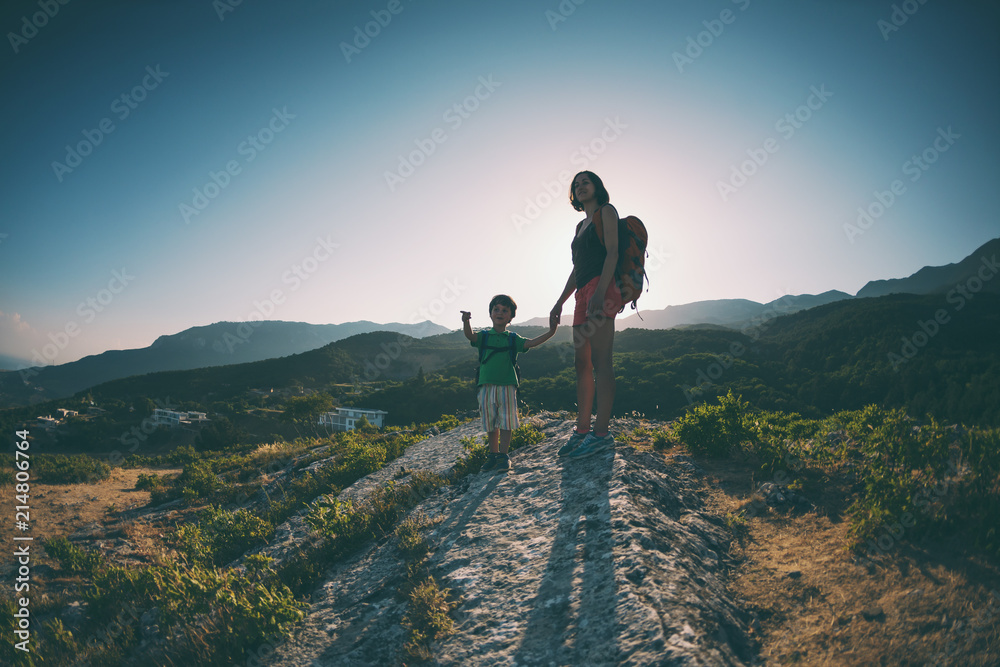 Obraz premium A woman is traveling with a child.