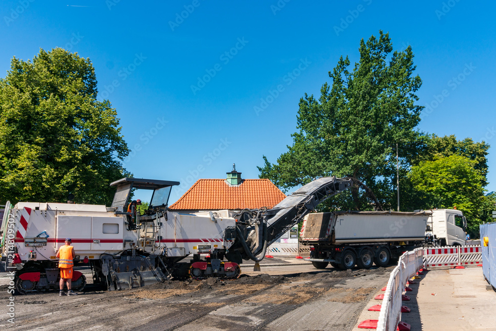 Obraz premium Strassenfräse trägt den alten Belag der Strasse ab