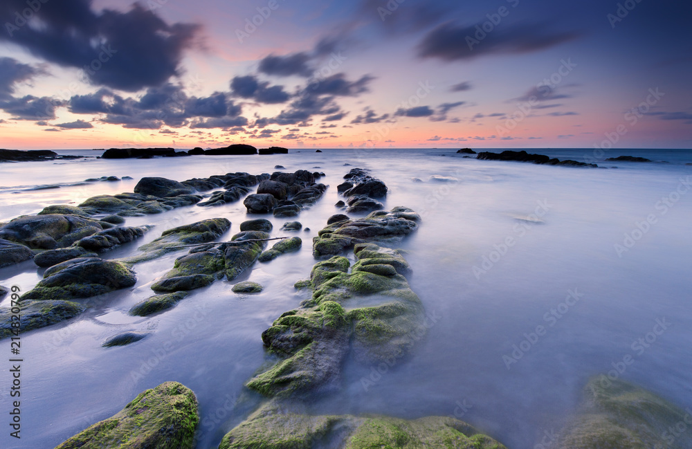 Obraz premium beautiful sunset seascape with vibrant sky. long expose effect.