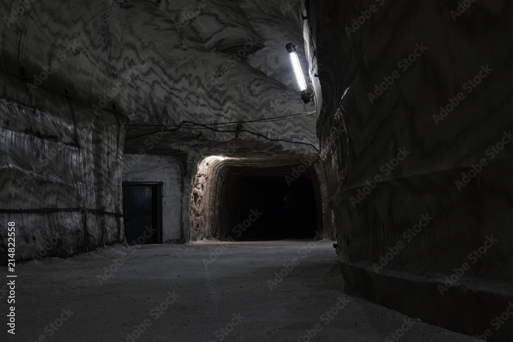 Obraz premium dark underground corridor