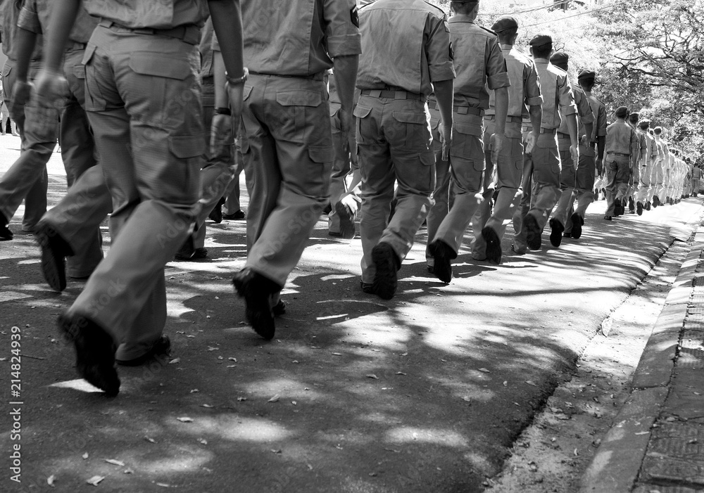 Obraz premium men marching on the street