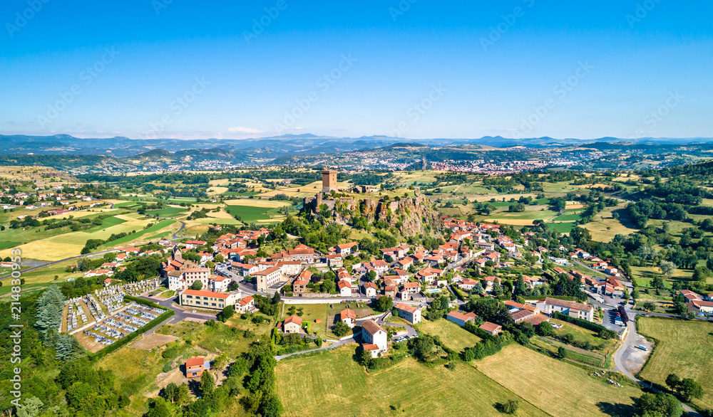 Fototapeta premium Widok na miejscowość Polignac z twierdzą. Auvergne, Francja