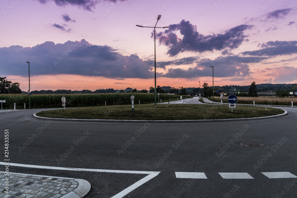 Kreisverkehr Wels Oberösterreich Vogelweiderstraße Abendrot Kreisverkehr Wels Oberösterreich Vogelweiderstraße Abendrot