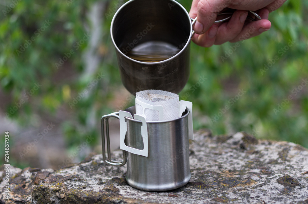 Pour boiling water in a mug. Pour boiling water in a mug.