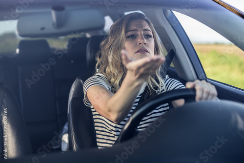 Obraz na płótnie Angry woman driving a car. w salonie