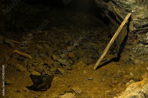 Mit Steinen gef  llter Korb in einem verlassenen Bergwerk