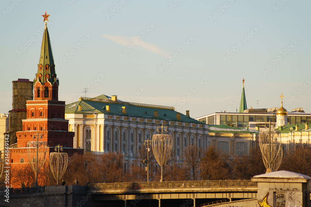 Fototapeta premium cityscape Kremlin, a large stone bridge, a large Kremlin palace