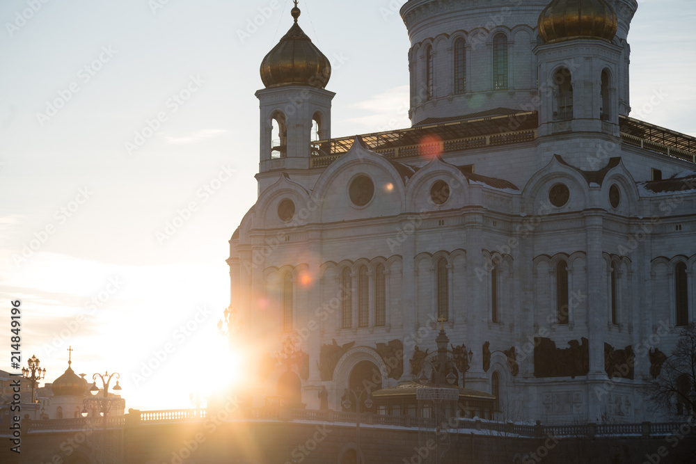 Obraz premium the city of Christ the Savior temple during sunset