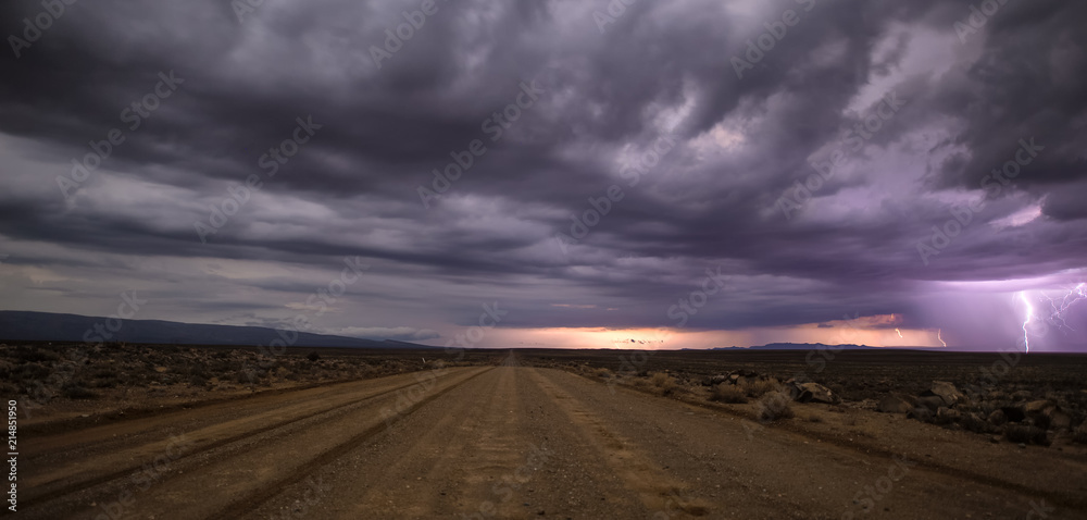 Naklejka premium Panoramiczne widoki na pustynię Tankwa Karoo z dramatycznymi chmurami na niebie