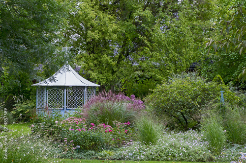 Photos Staudenbeet mit Gräsern und Pavillon