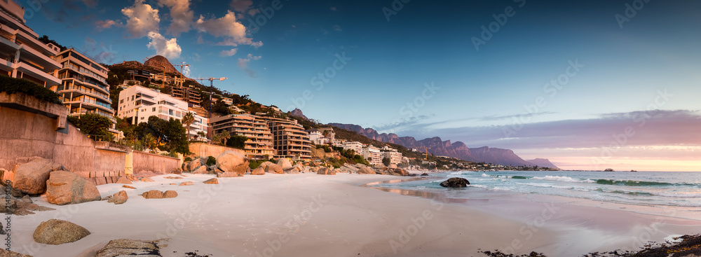 Fototapeta premium Szerokokątny obraz krajobrazu przedstawiający wielomilionowe penthouse'y zbudowane wzdłuż wybrzeża Clifton w Kapsztadzie w RPA