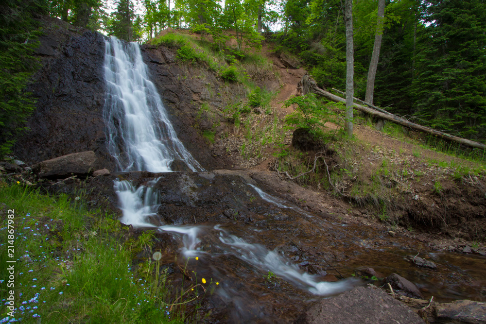 Fototapeta premium Upper Peninsula Roadside Waterfall. Beautiful Haven Falls is located in a roadside park in Lac La Belle in the Keweenaw Peninsula of northern Michigan.