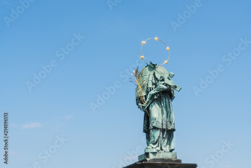Statue religieuse sans tête photo