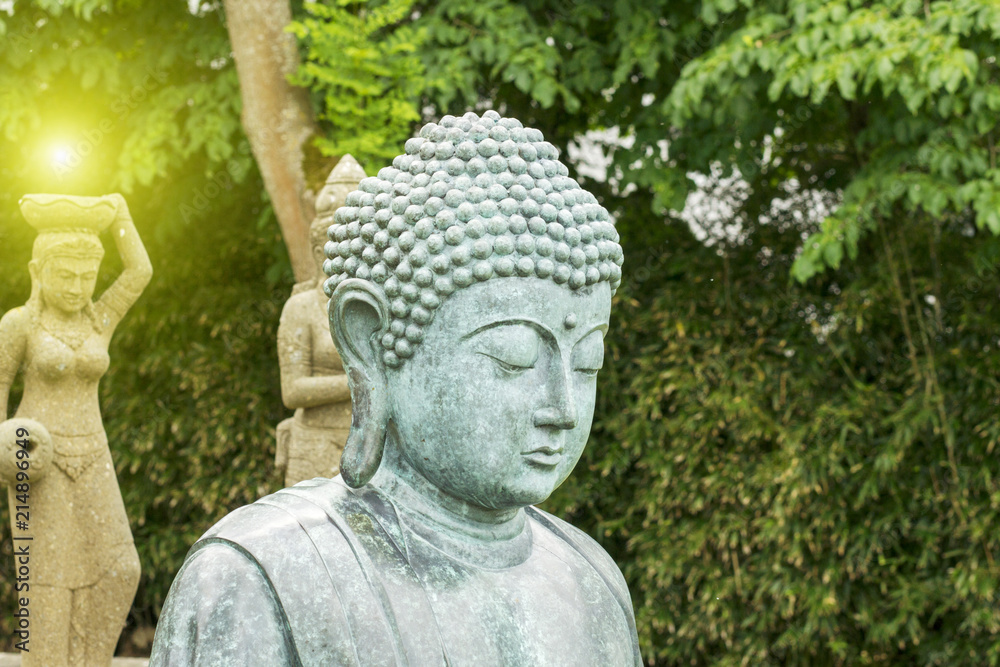 Buddha-Statue in einem sehr schönen Park
