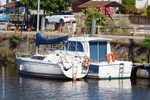 Voilier et vedette à quai sur l'Aulne à Châteaulin photo