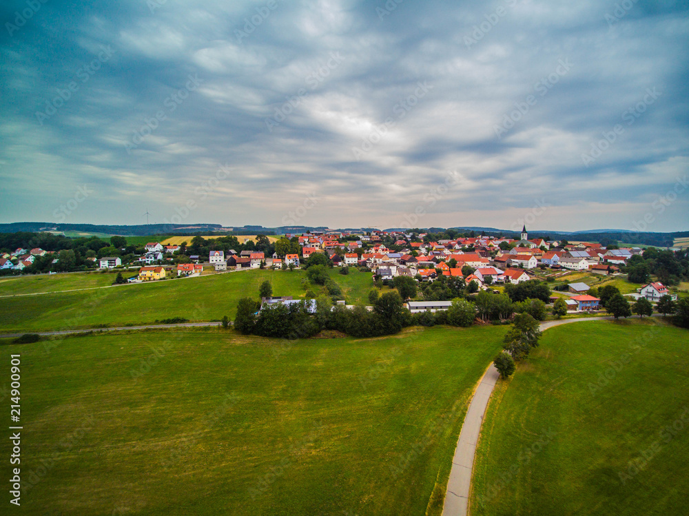 Eine kleine Gemeinde mit ca. 1200 Einwohnern in Bayern Eine kleine Gemeinde mit ca. 1200 Einwohnern in Bayern