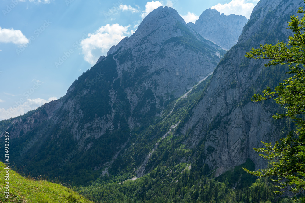 Fototapeta premium Kaiserbachtal Weg zum Stripsenjochhaus