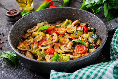 Valokuva Hot spicy stew eggplant, sweet pepper, tomato, zucchini and mushrooms
