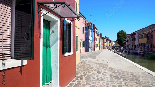 Fototapeta Naklejka Na Ścianę i Meble -  Beautiful street with multicolored houses in Burano attracting to walk, Venice