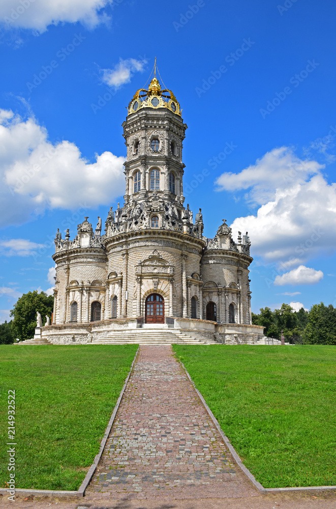 Obraz premium The Temple of the Sign of the Mother of God in Dubrovitsy was built in the style of the Italian Baroque in 1703 in the estate of Prince Boris Golitsyn. Russia, Moscow region, July 2018.