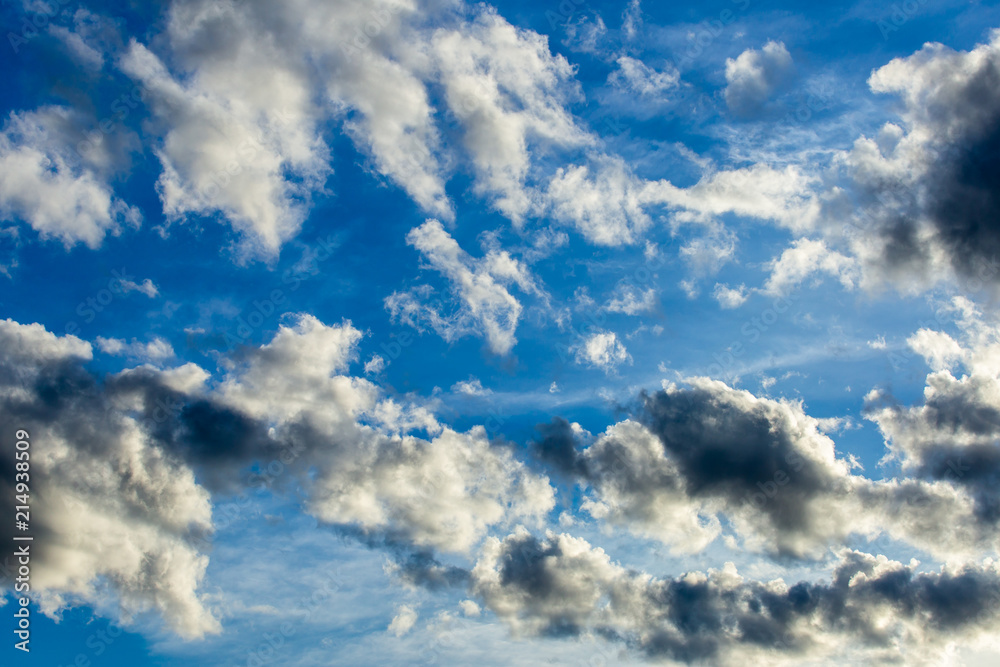 Obraz premium colorful dramatic sky with cloud at sunset.
