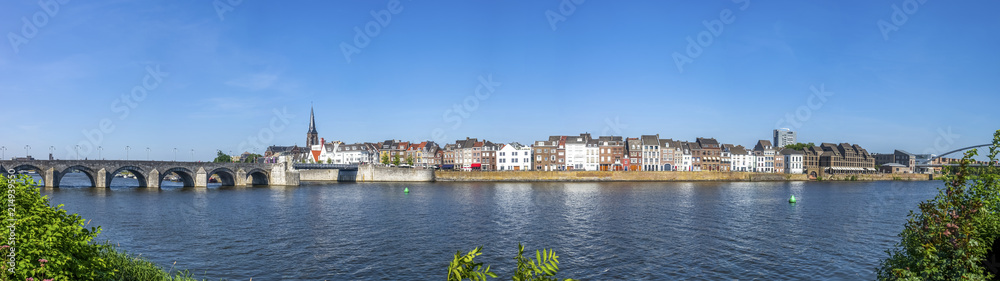 Maastricht, Maas Uferpromenade mit Sankt Servatiusbrücke und Hoge Brug 